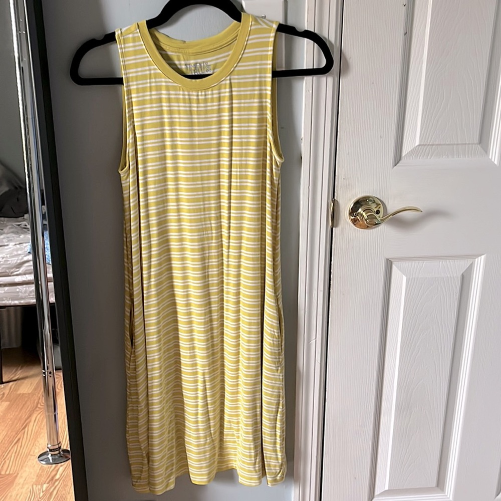 Loose knee length dress with side pockets!